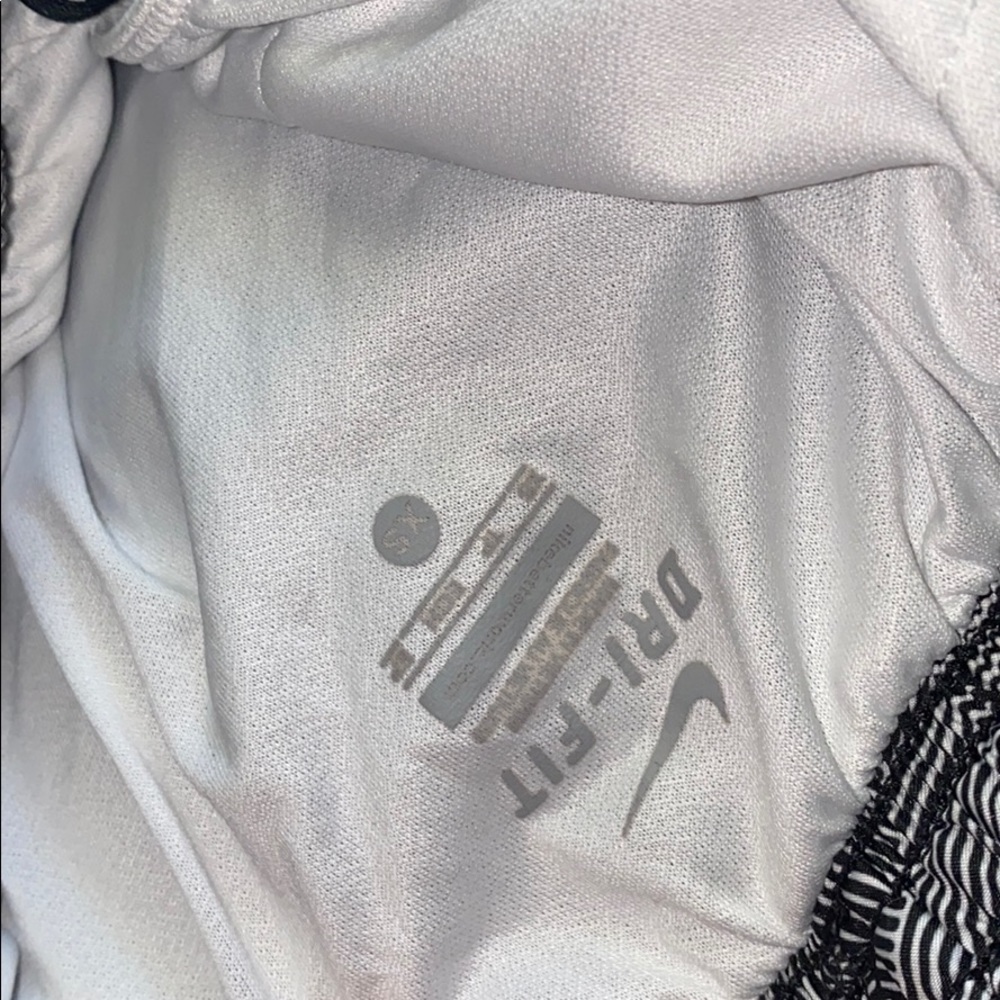 Nike pattern shorts - Picture 3 of 3